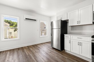 5 Siegel St, Unit 5-3 in Bristol, RI - Building Photo - Building Photo