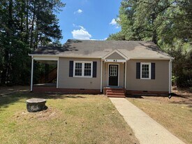 82 Morgan Rd in Emporia, VA - Building Photo