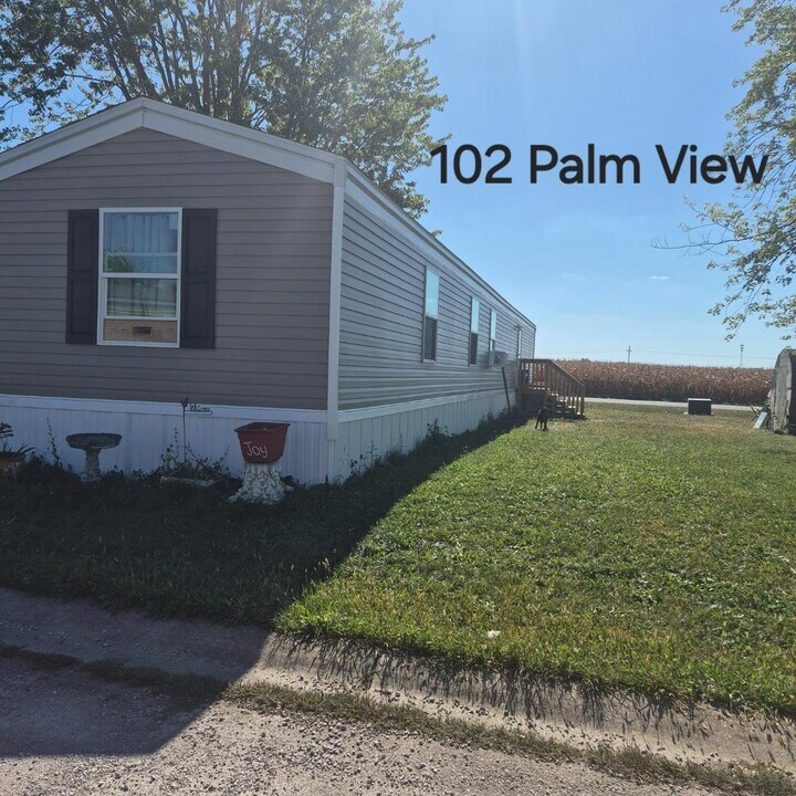 102 Palm View Dr in La Fontaine, IN - Building Photo