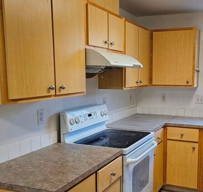 3038 Hollyridge in Salem, OR - Building Photo - Building Photo