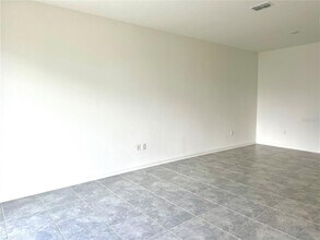 2432 Skyline Lp in Kissimmee, FL - Foto de edificio - Building Photo
