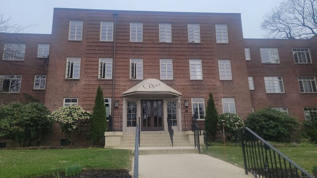 property at 869 Farmington Ave