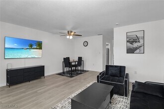 3225 E Riverside Dr in Ft. Myers, FL - Foto de edificio - Building Photo