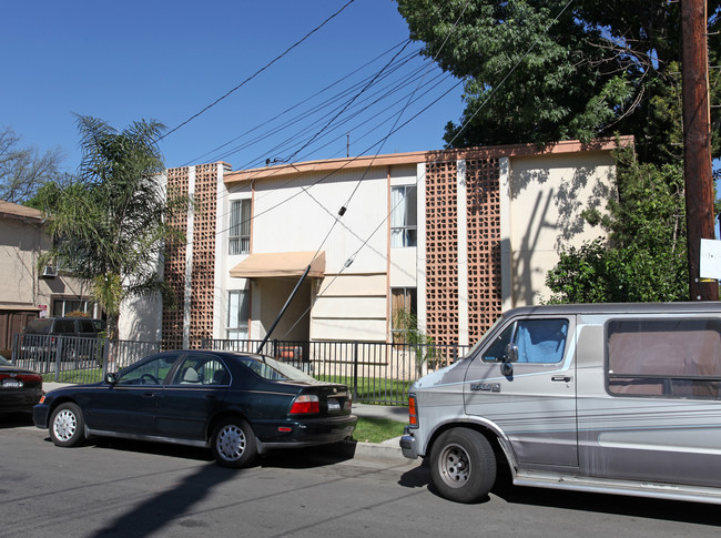 7540 Canby Ave in Reseda, CA - Building Photo - Building Photo