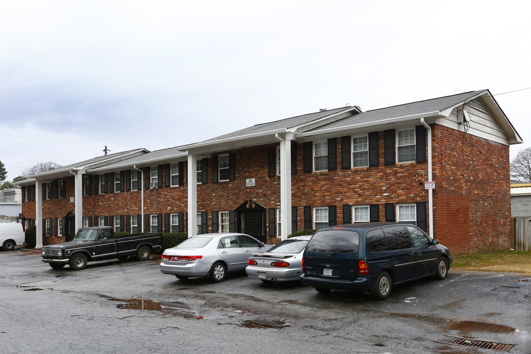 Beverly Hills Apartments in Chamblee, GA - Building Photo