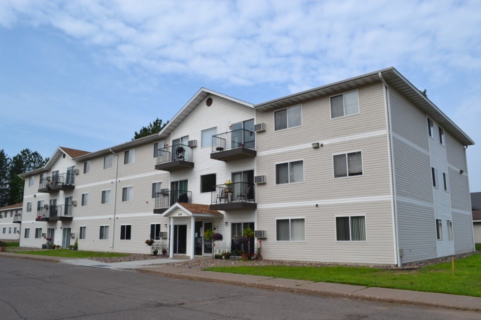 Whispering Pines in Cloquet, MN - Building Photo