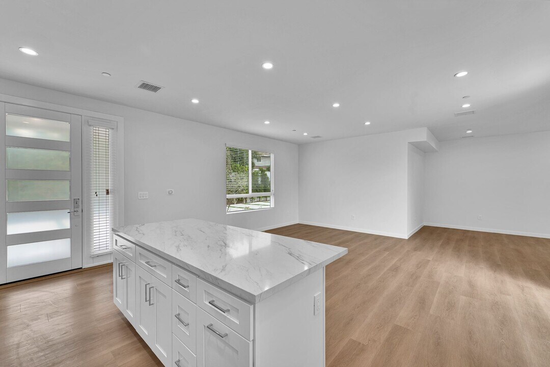 8720 Silver Way in Los Angeles, CA - Building Photo