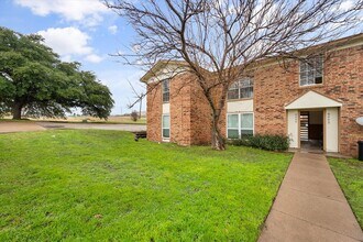 8000 Cambridge Cir in Fort Worth, TX - Building Photo - Building Photo