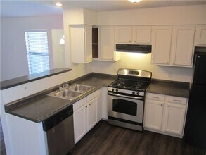 2213 Yellow Jacket Ln in Austin, TX - Foto de edificio - Building Photo