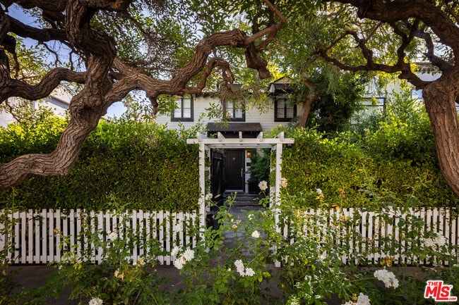 636 Huntley Dr in West Hollywood, CA - Building Photo - Building Photo