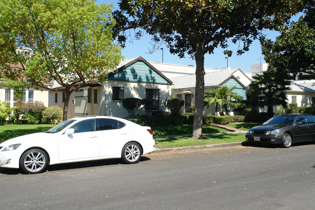 121-123 Magnolia Ave in Glendale, CA - Building Photo