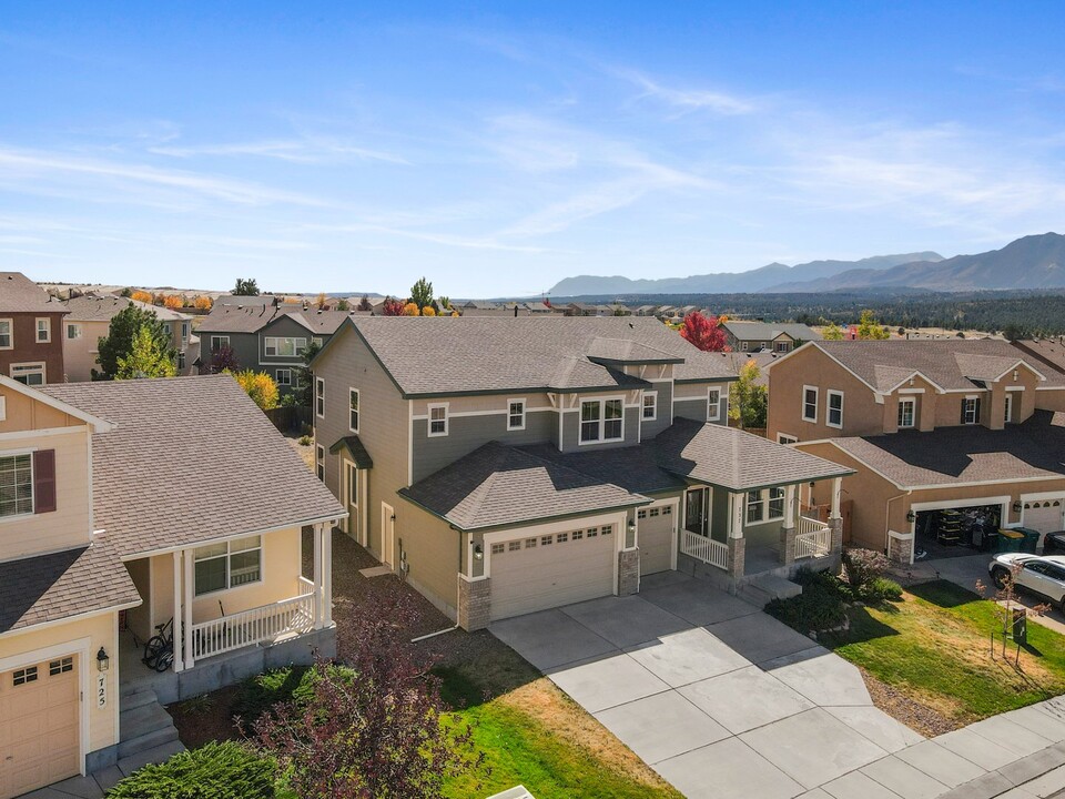 737 Airman Ln in Colorado Springs, CO - Building Photo