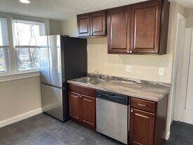24 Crown St, Unit 3 in Worcester, MA - Building Photo