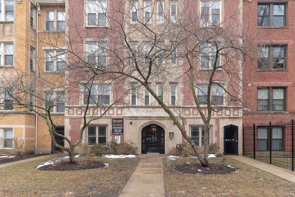 1369 W Greenleaf Ave in Chicago, IL - Building Photo