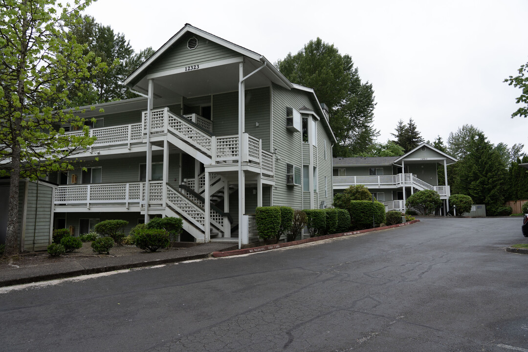 Lake Kirkland Park in Kirkland, WA - Foto de edificio