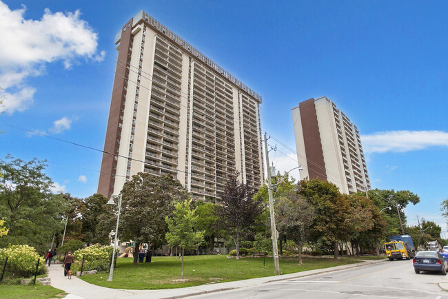 Upper Canada Court, Centre