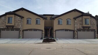 6220 S 1525 E in South Ogden, UT - Building Photo