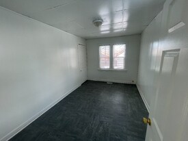 221 N Davison St in Davison, MI - Building Photo