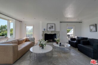 1300 Summitridge Dr in Beverly Hills, CA - Building Photo - Building Photo