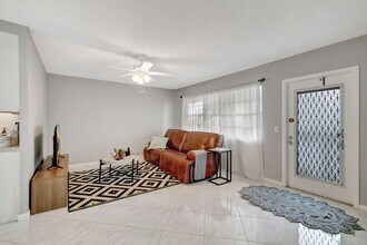 3031 Cornwall B in Boca Raton, FL - Building Photo - Building Photo