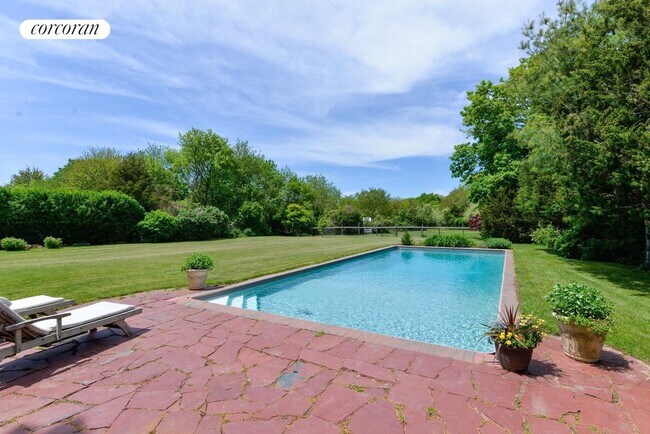 2214 Montauk Hwy in Bridgehampton, NY - Building Photo - Building Photo