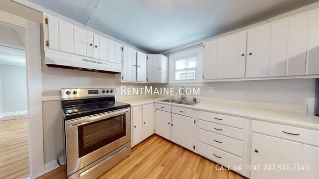 52 Hayes St, Unit 1 in Old Town, ME - Foto de edificio - Building Photo