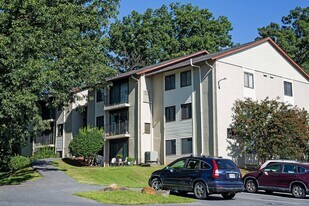 10 Spring Ct in Charlottesville, VA - Building Photo