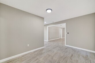 7814 Pin Oak Dr in Alvin, TX - Building Photo - Building Photo