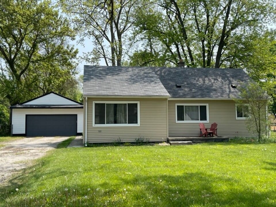 18964 Deering St in Livonia, MI - Foto de edificio