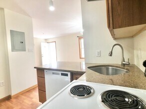 321 W Post Rd in White Plains, NY - Building Photo - Building Photo