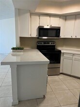 8353 Lake Dr in Doral, FL - Building Photo - Building Photo