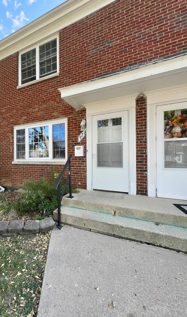 property at 928 N Prairie Ave