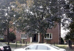 27-29 Claxton Blvd in Toronto, ON - Building Photo