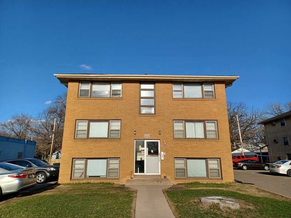 5121 University Ave NE in Minneapolis, MN - Foto de edificio
