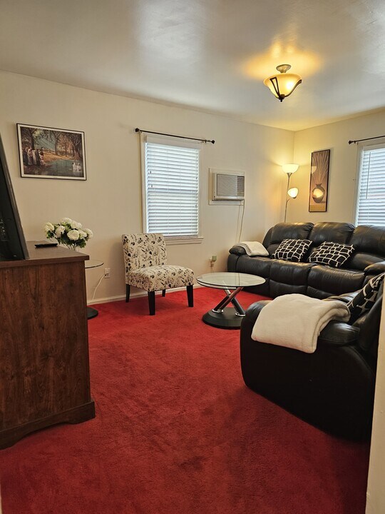 55 Fieldmere St, Unit Comfty Getaway in Elmont, NY - Building Photo