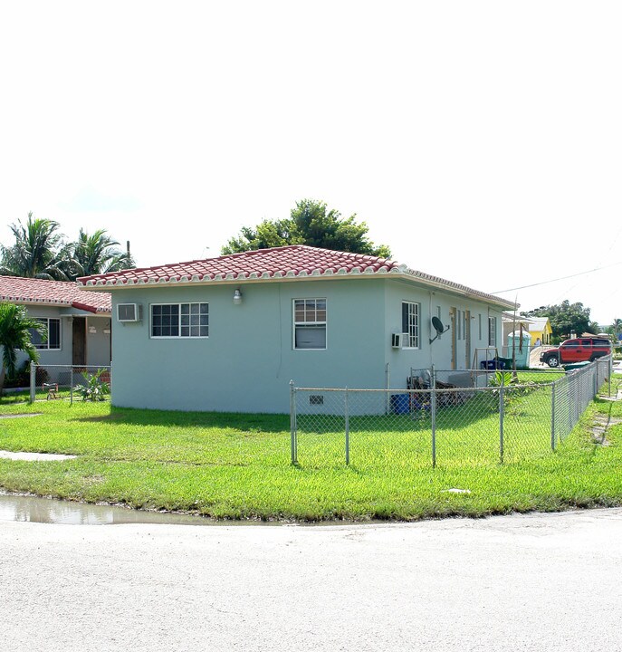 462-468 NW 82nd Ter in Miami, FL - Building Photo