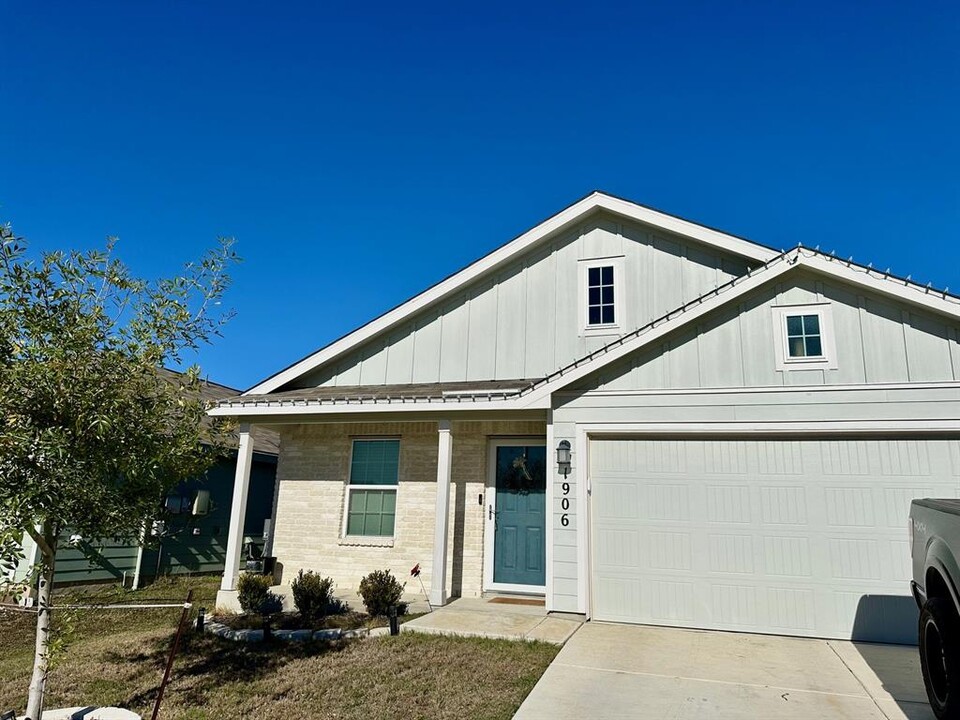 1906 Fieldfare in New Braunfels, TX - Building Photo