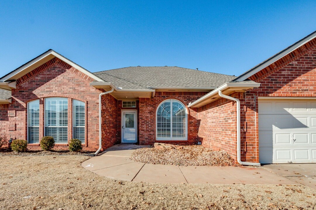 15921 Sheffield Blvd in Edmond, OK - Building Photo