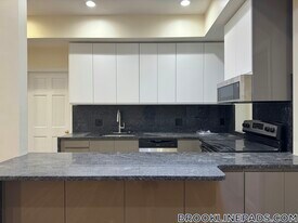 1801 Beacon St, Unit 8 in Brookline, MA - Building Photo