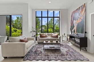 Oasis Pointe in Dania Beach, FL - Building Photo - Building Photo