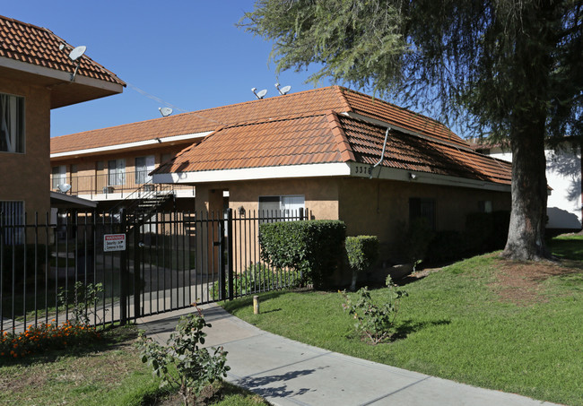 Pine Tree Lane Apartments in San Bernardino, CA - Foto de edificio - Building Photo