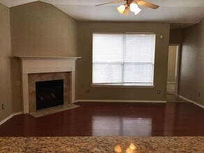 8723 Rollick Dr in Tomball, TX - Foto de edificio - Building Photo