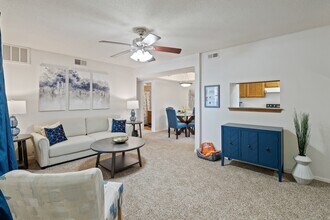 Waterford Place Apartments & Townhomes in Overland Park, KS - Foto de edificio - Building Photo