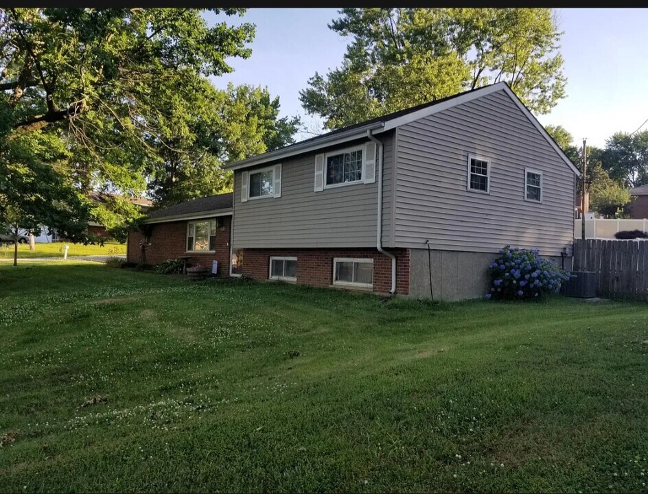 3636 Reavis Barracks Rd in St. Louis, MO - Building Photo