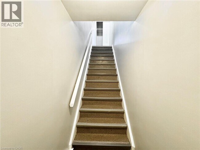 1200 Courtland Ave E in Kitchener, ON - Building Photo - Building Photo