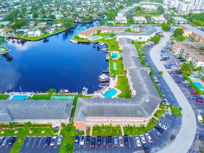 700 Pine Dr in Pompano Beach, FL - Building Photo - Building Photo