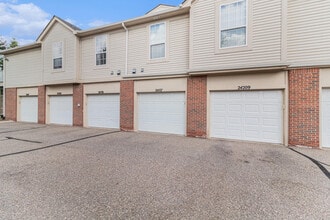 24107 Chesapeake Cir in Commerce Township, MI - Building Photo - Building Photo