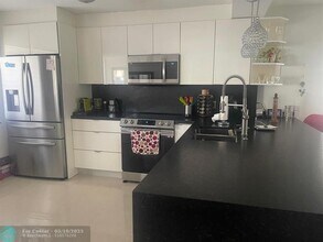 16501 Blatt Blvd in Weston, FL - Foto de edificio - Building Photo