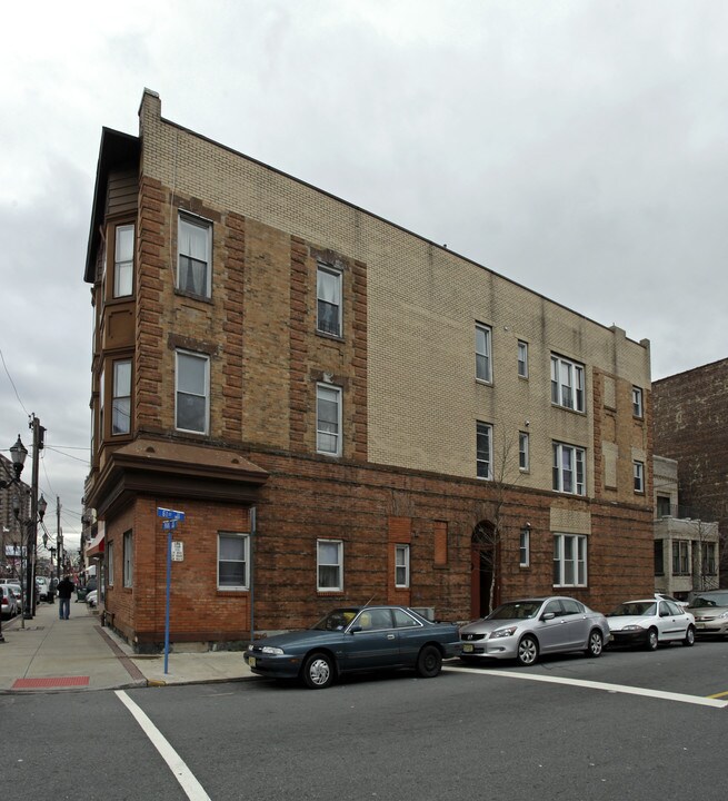 101 61st St in West New York, NJ - Building Photo