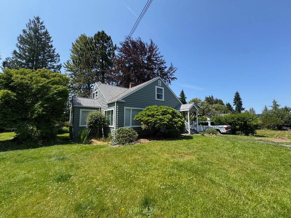 17511 100th Ave SW in Vashon, WA - Building Photo
